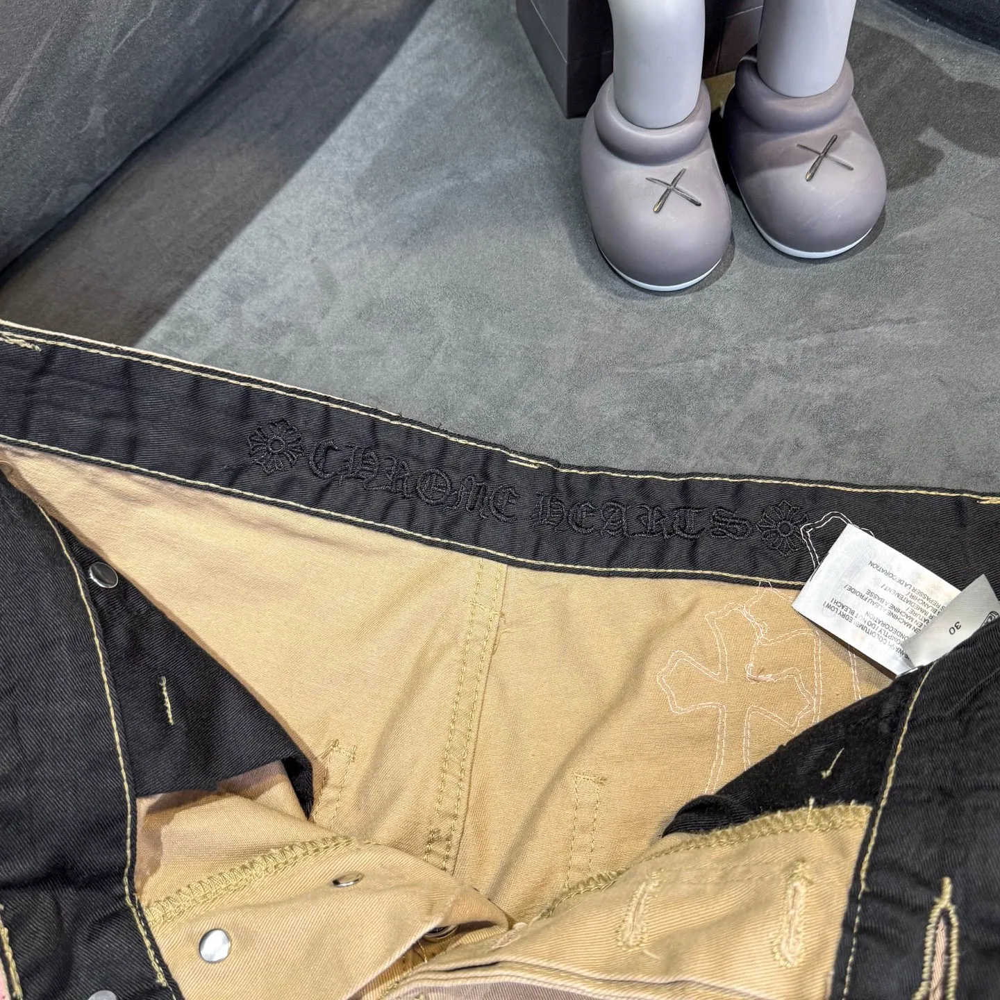 P270 CHROME HEARTS 2025 new khaki logging pink checkerboard cross leather couple style loose jeans Top ceiling quality Styles with different washed textures are very friendly to people with thin legs and thick legs. The straight and loose version is very flattering to the leg shape. The moderate length will never go out of style, easy to match with casually, the basic styling of various styles, a must-have in the wardrobe! The fabric is stiff but also makes the upper body soft without losing texture. The washing process is even more perfect. It is a must-have item for everyone! ! ! Color: Khaki Size: 28/30/32/34 Waist: 75/80/85/90 Knee: 45.5/47/48.5/50 Pants length: 102/104/106/108